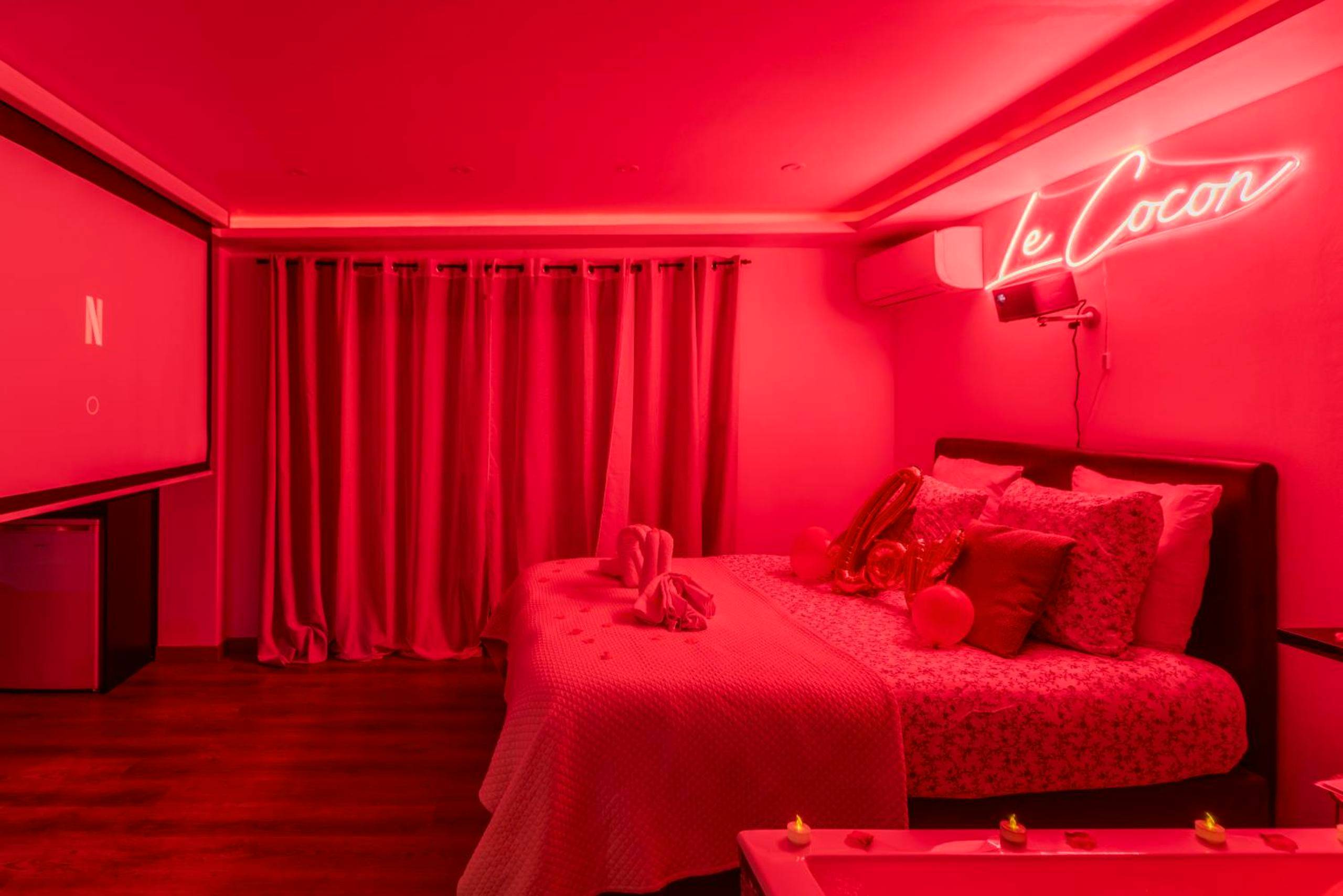 Photo du logement - LE COCON - Jacuzzi & Sauna privés By SweetDreams - Le Cannet