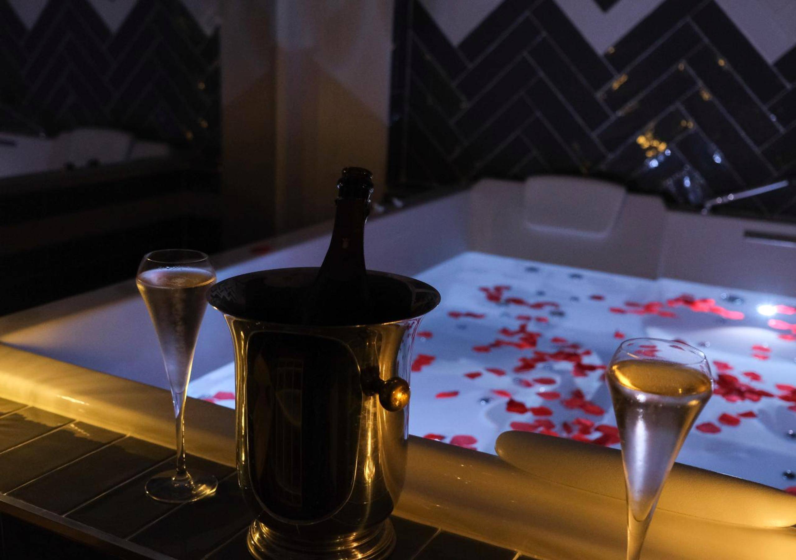 Champagne et jacuzzi avec pétales de rose - Love Room Les Essarts - le - Roi - Le Cocon des Layes classé officiellement...