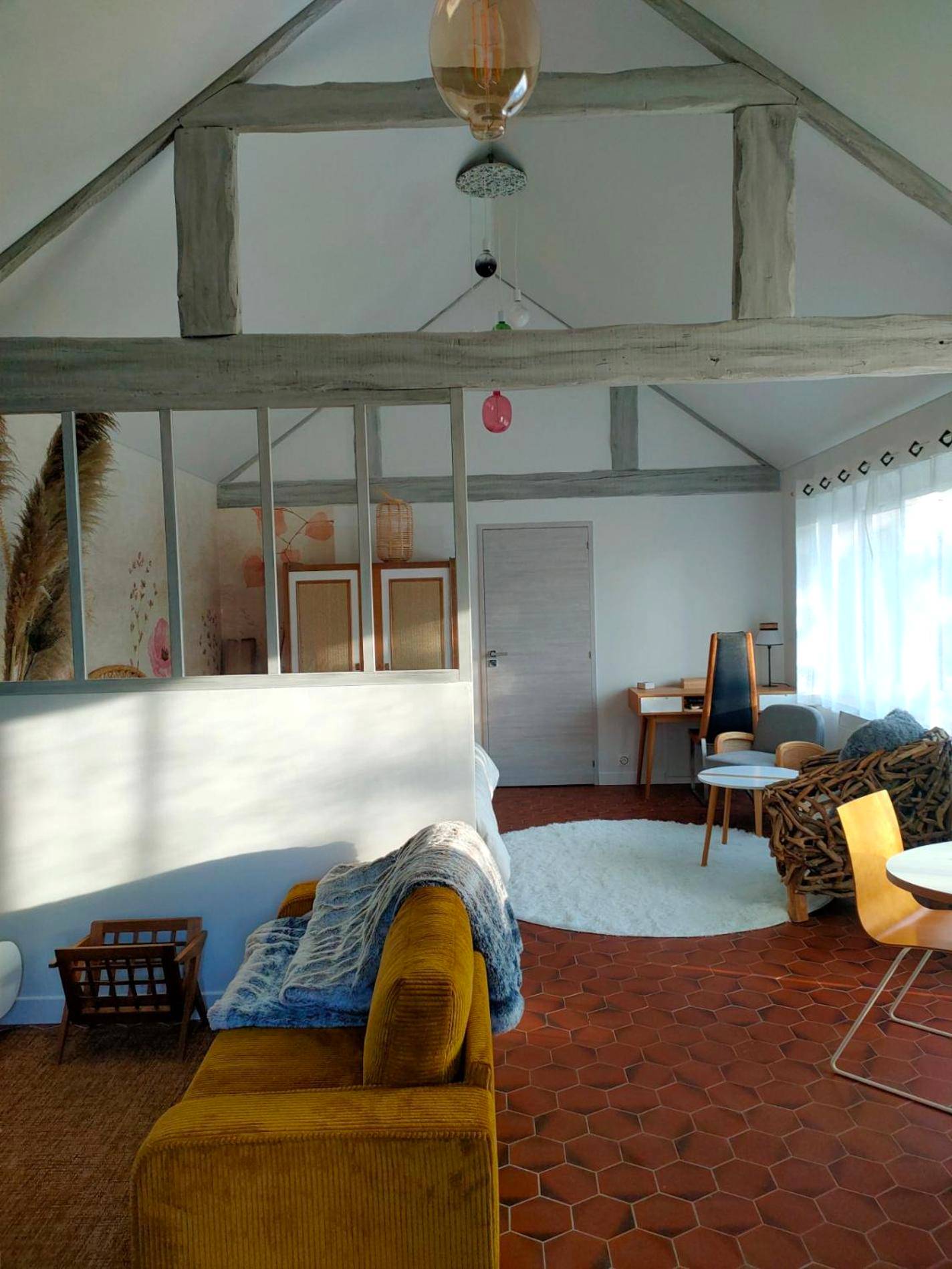 Salon lumineux avec poutres apparentes - Le Cocon des Layes classé officiellement 5 étoiles