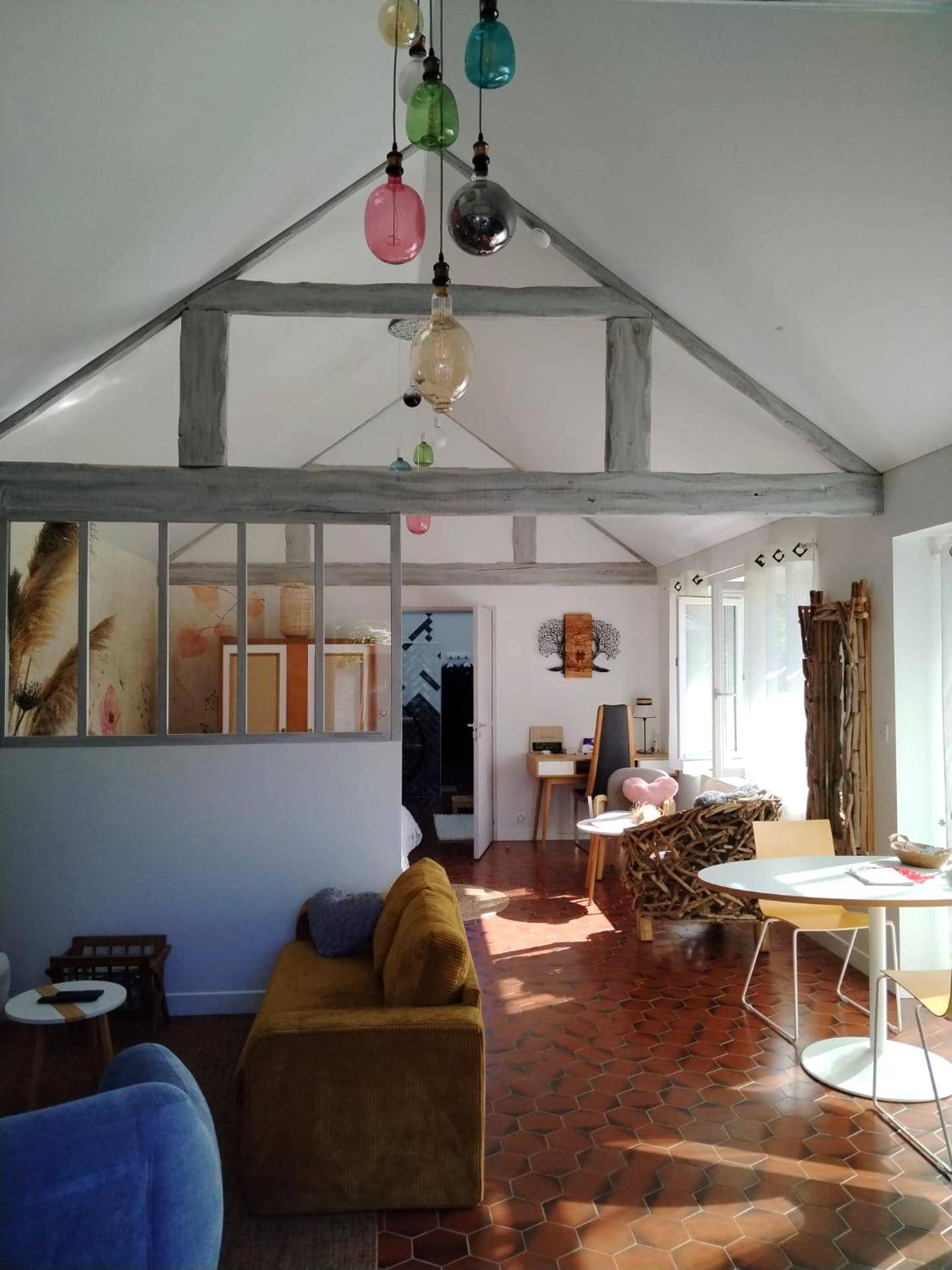 Pièce de vie spacieuse et décorée - Le Cocon des Layes classé officiellement 5 étoiles