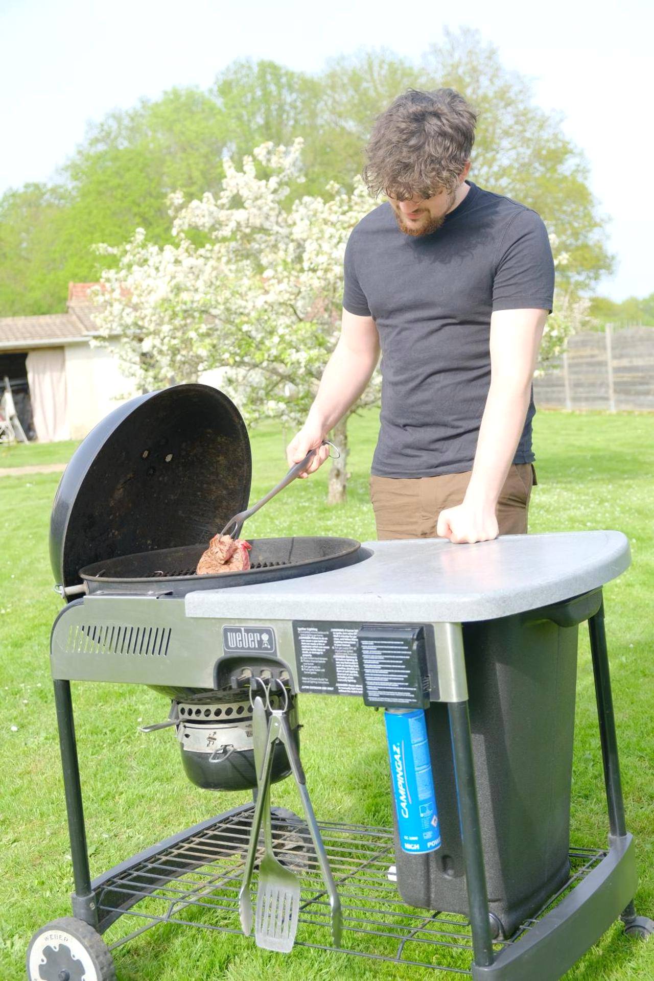 Barbecue Weber dans le jardin - Le Cocon des Layes classé officiellement 5 étoiles