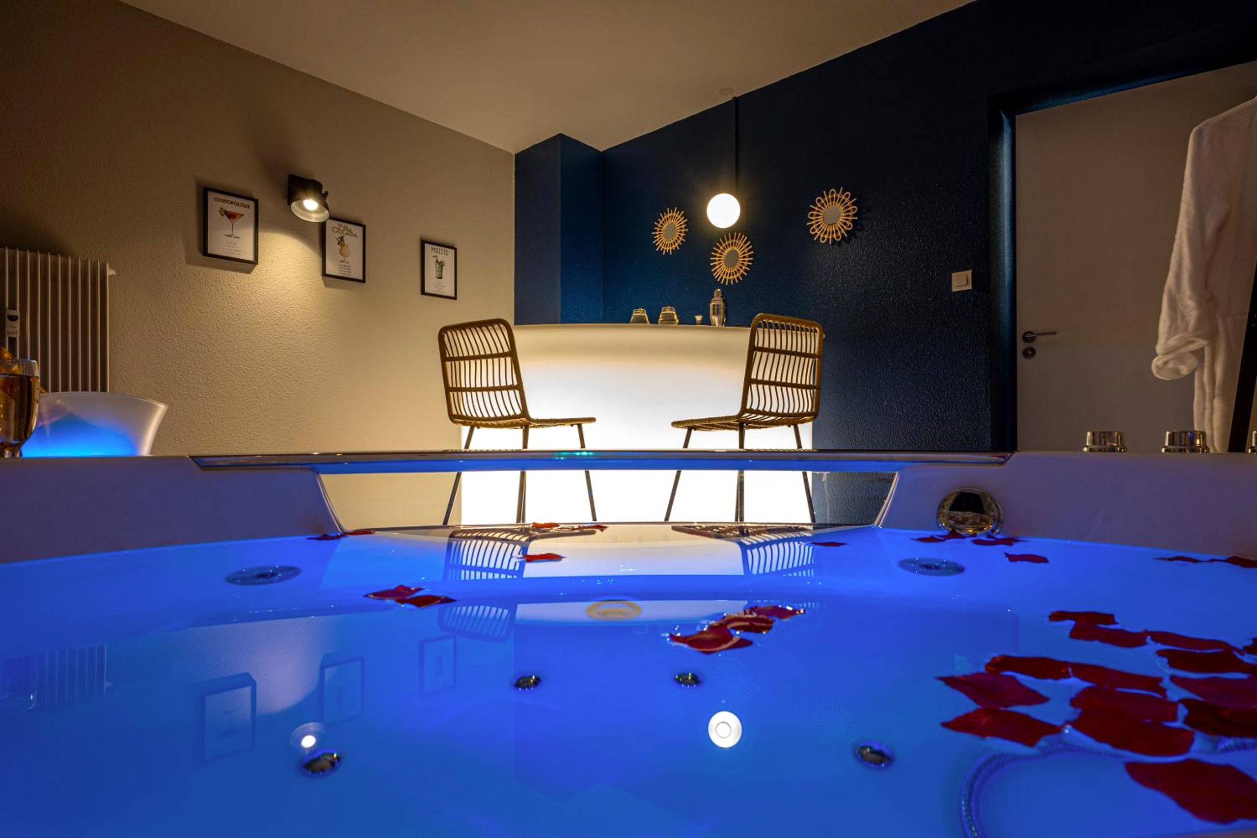 Jacuzzi avec pétales de rose et bar lumineux - Love Room Montbéliard - Cocon Relax - Jacuzzi - Cinéma