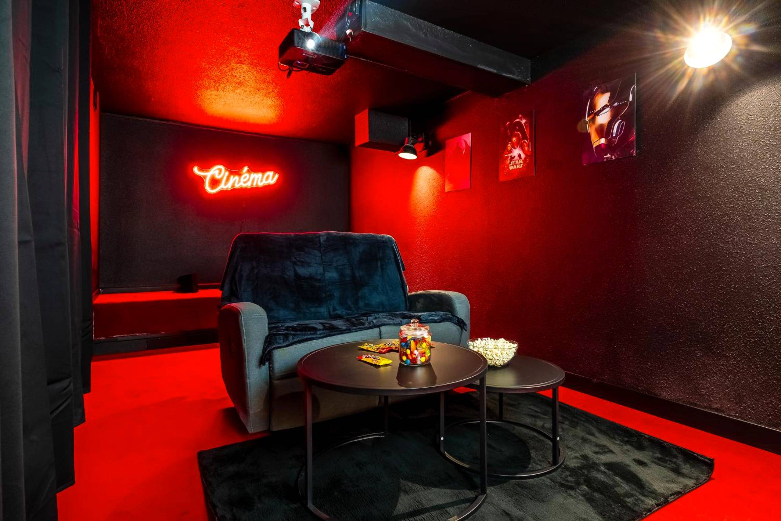 Espace cinéma privé avec canapé et pop - corn - Cocon Relax - Jacuzzi - Cinéma