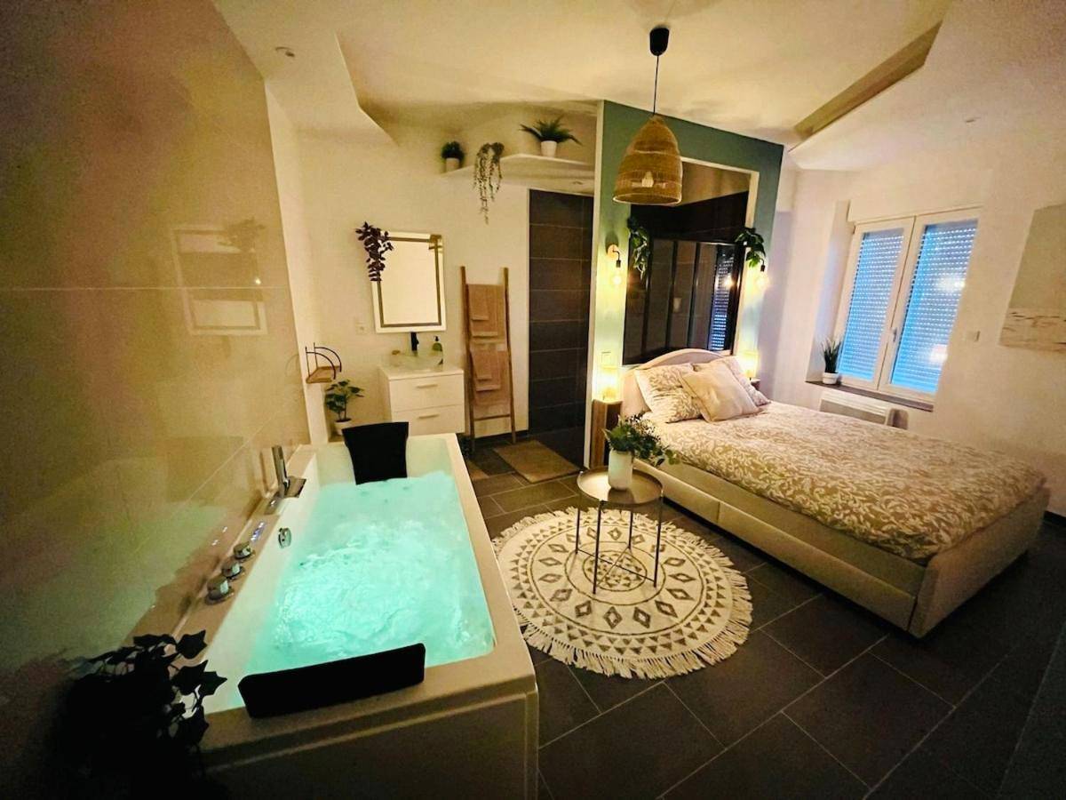 Jacuzzi privatif et lit double avec tapis bohème - Love Room Nancy - Le Cocon des Rives