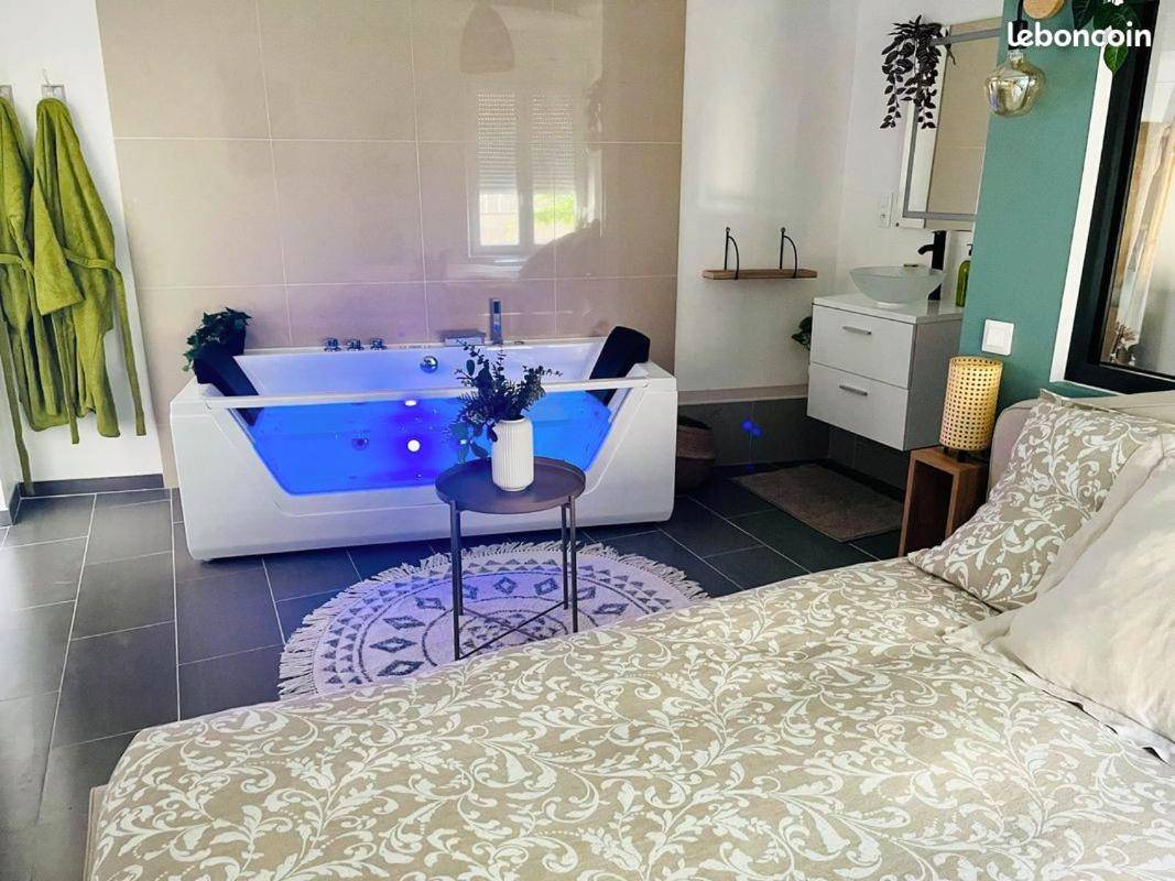 Baignoire balnéo lumineuse et peignoirs - Le Cocon des Rives