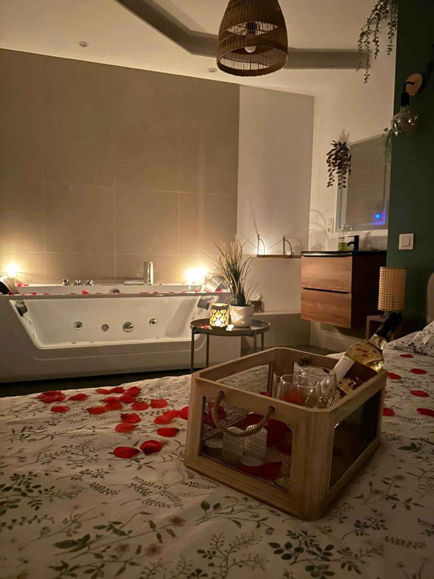 Lit avec pétales de rose et plateau de bienvenue - Le Cocon des Rives