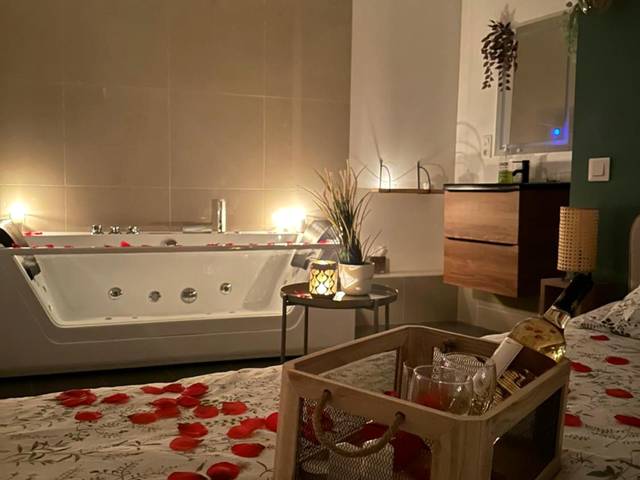 Lit avec pétales de rose et plateau de bienvenue - Le Cocon des Rives