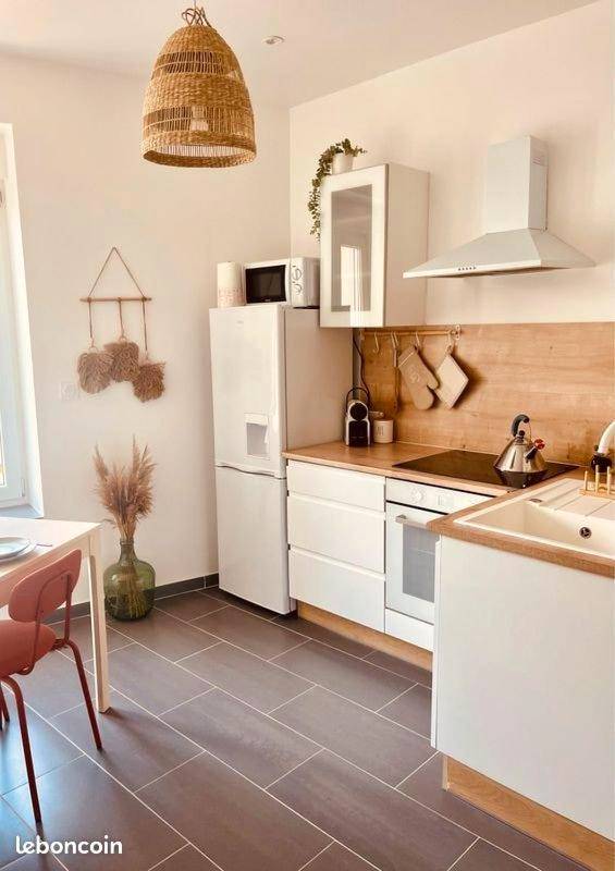 Cuisine équipée moderne avec touches de bois - Le Cocon des Rives