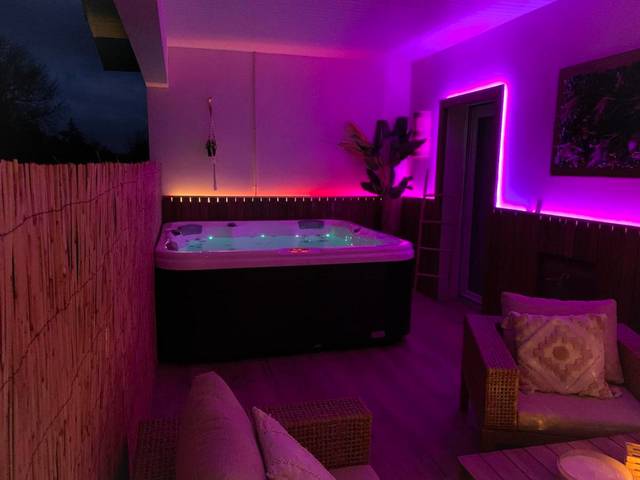 Jacuzzi extérieur avec éclairage LED violet - Love Room Belin - Béliet - Le Cocon Rose Jacuzzi privé rêve et Douceur