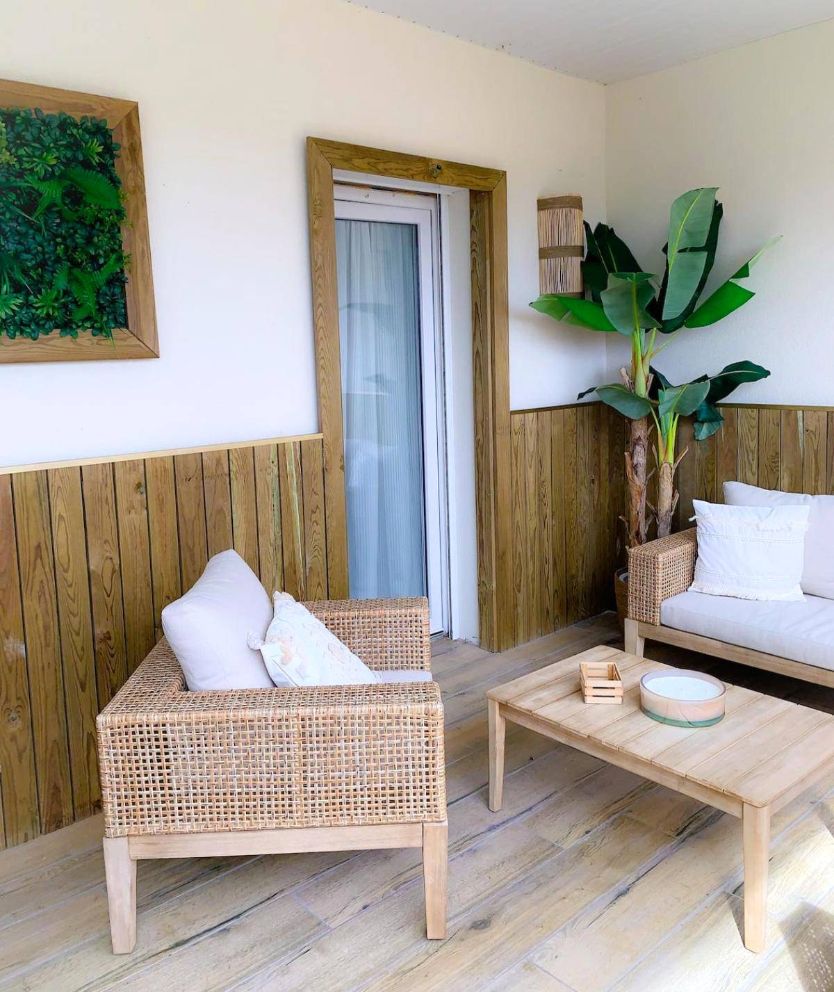 Salon de terrasse en rotin et bois clair - Le Cocon Rose Jacuzzi privé rêve et Douceur