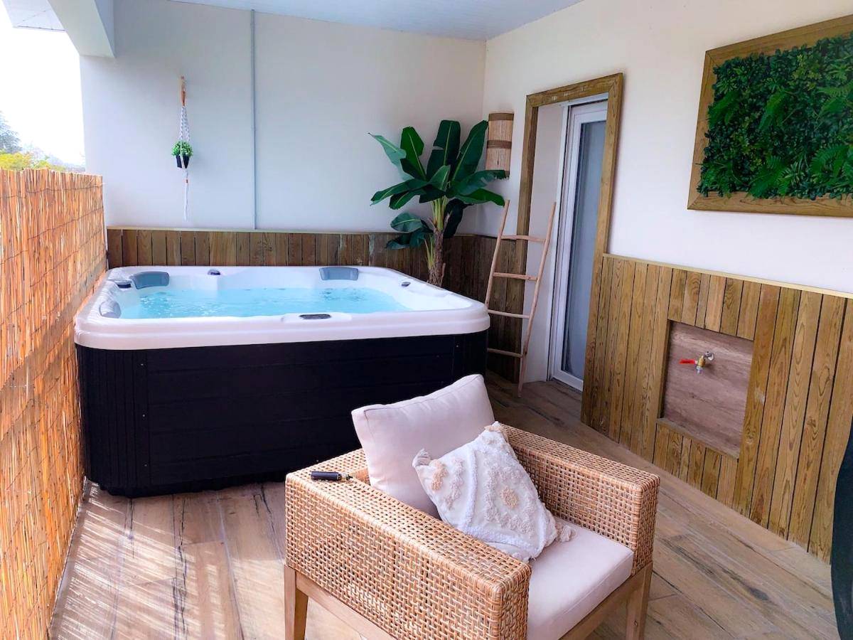 Jacuzzi privatif sur terrasse en bois - Le Cocon Rose Jacuzzi privé rêve et Douceur