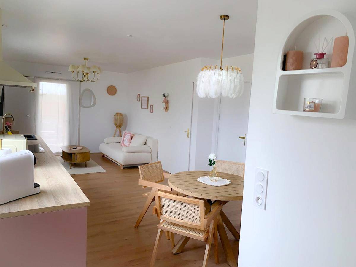 Espace repas et cuisine ouverte lumineuse - Le Cocon Rose Jacuzzi privé rêve et Douceur