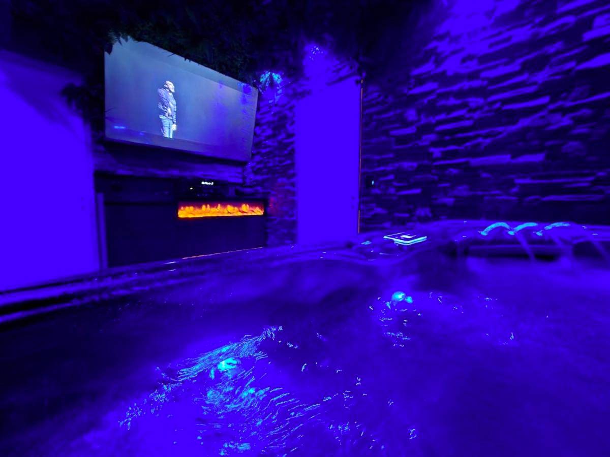 Jacuzzi privatif avec écran géant et néons bleus - Love Room Mieussy - Cocon Spa & Cinema Room