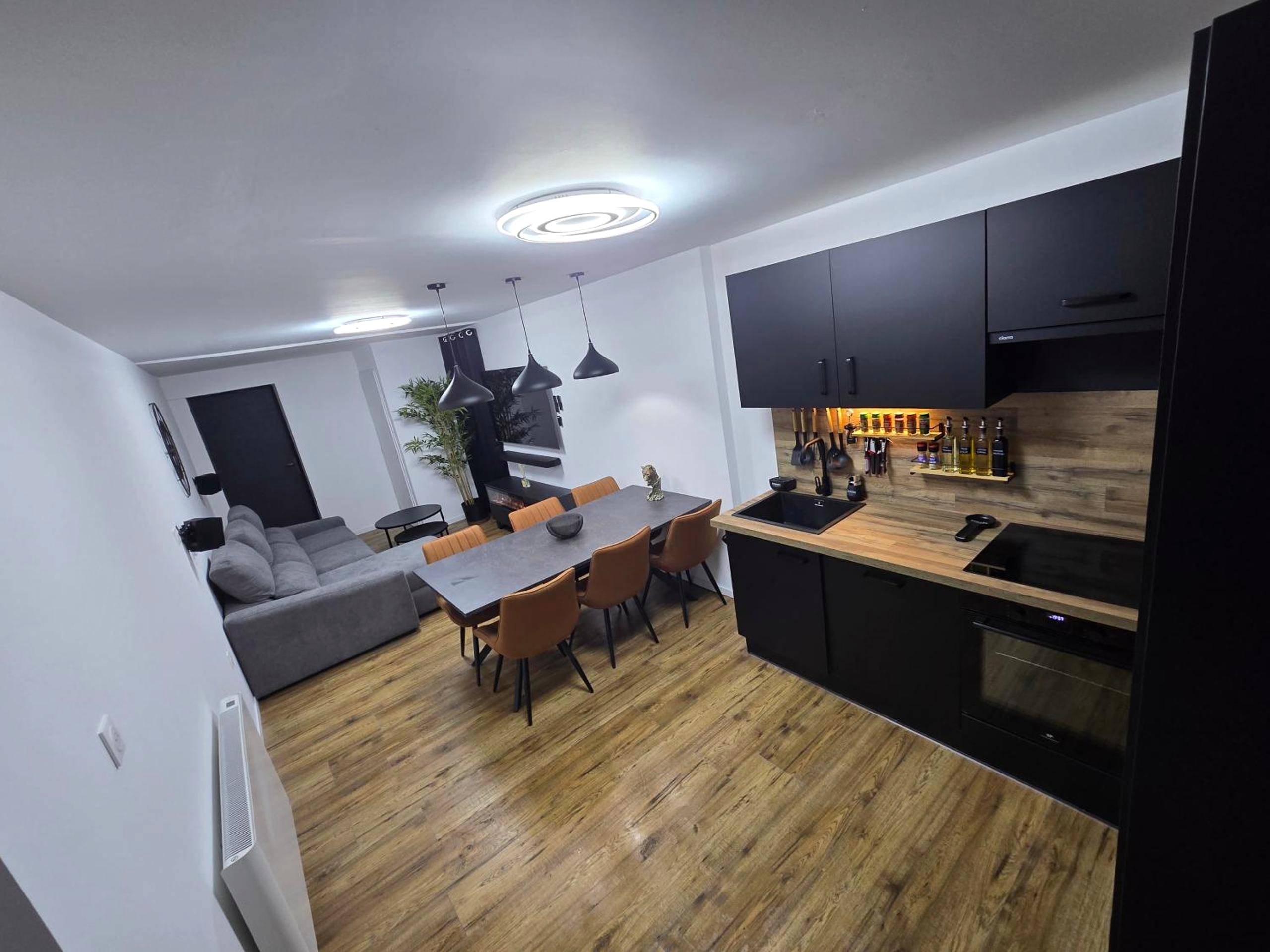 Cuisine équipée ouverte sur salle à manger - Cocon Spa & Cinema Room