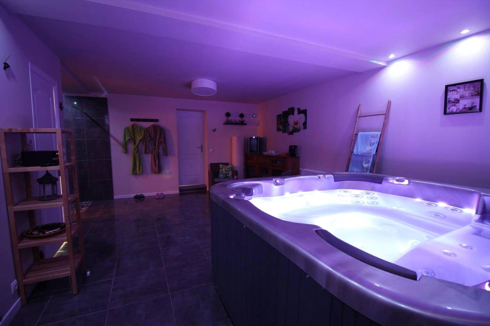 Jacuzzi privatif avec éclairage violet - Love Room Saint - Maurice - Le Cocon - Gite Spa et Sauna privatif en Centre Alsace