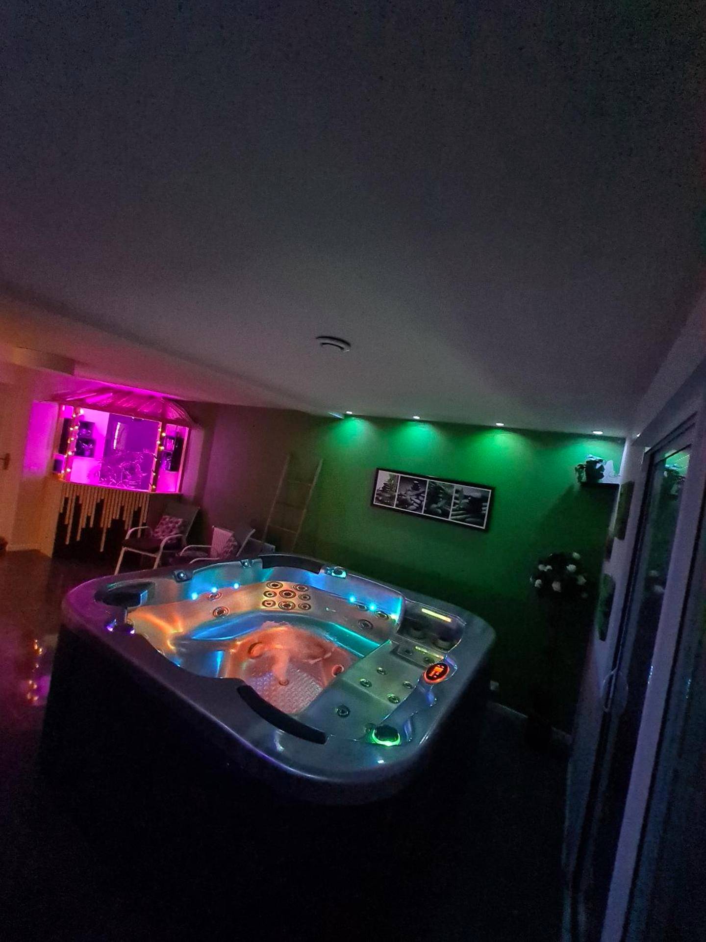 Jacuzzi illuminé dans une ambiance tamisée - Le Cocon - Gite Spa et Sauna privatif en Centre Alsace