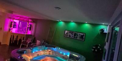 Jacuzzi illuminé dans une ambiance tamisée - Le Cocon - Gite Spa et Sauna privatif en Centre Alsace