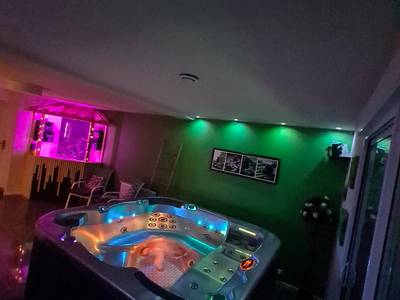 Jacuzzi illuminé dans une ambiance tamisée - Le Cocon - Gite Spa et Sauna privatif en Centre Alsace
