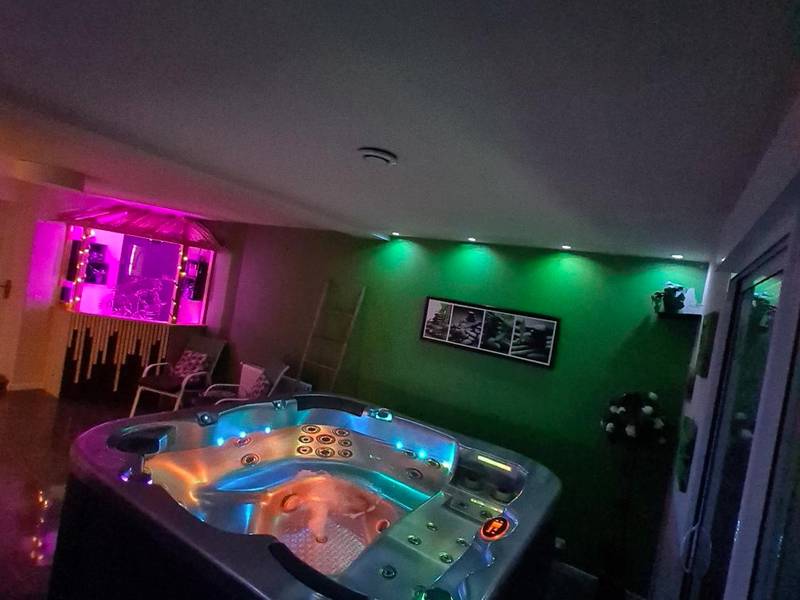 Jacuzzi illuminé dans une ambiance tamisée - Le Cocon - Gite Spa et Sauna privatif en Centre Alsace