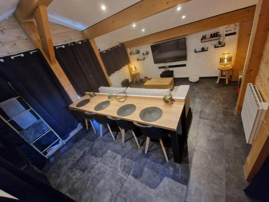 Espace de vie avec bar et salon moderne - Cocon tout confort spa privatif