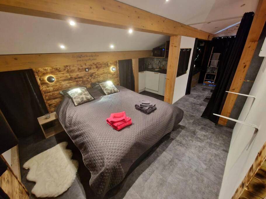 Chambre avec lit double et tête de lit en bois - Cocon tout confort spa privatif