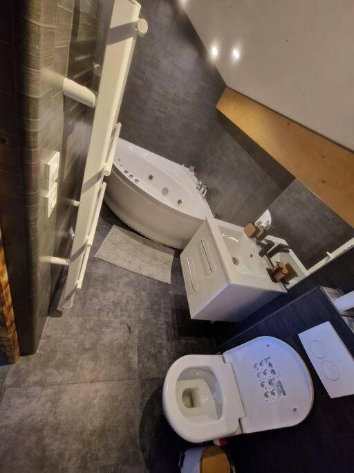 Salle de bain avec baignoire d'angle et vasque - Cocon tout confort spa privatif