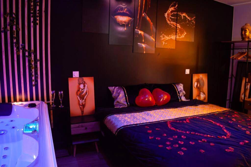Lit double avec pétales de rose et jacuzzi - Love Room Esmans - Love room Cocon Sri - Yani sauna jacuzzi