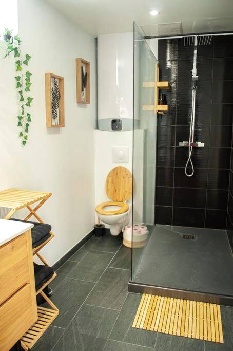 Salle d'eau moderne avec douche à l'italienne - Love room Cocon Sri - Yani sauna jacuzzi