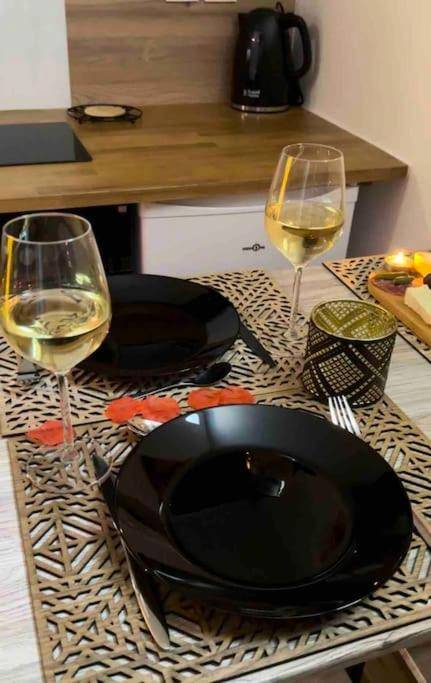 Table dressée pour un dîner romantique - Love room Cocon Sri - Yani sauna jacuzzi