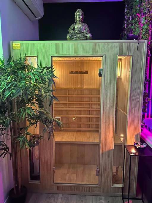 Sauna privatif en bois avec statue de Bouddha - Love room Cocon Sri - Yani sauna jacuzzi