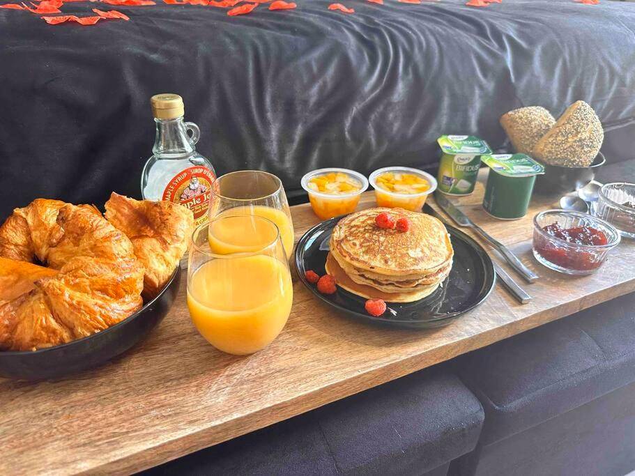 Plateau petit - déjeuner complet avec pancakes - Love room Cocon Sri - Yani sauna jacuzzi