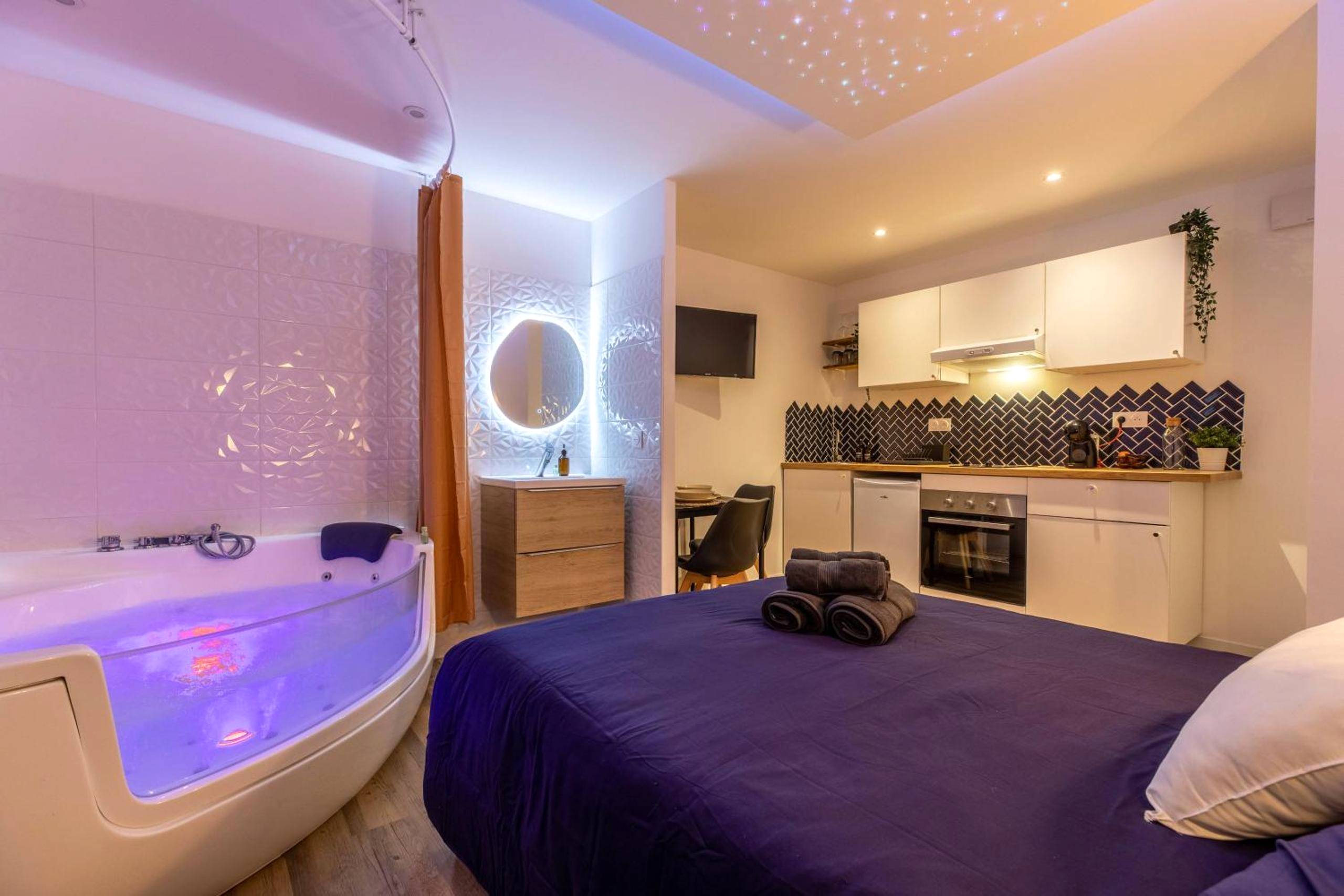 Jacuzzi privatif et lit avec ciel étoilé - Love Room Thiers - Le Cocon Thiernois