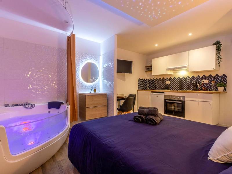 Jacuzzi privatif et lit avec ciel étoilé - Love Room Thiers - Le Cocon Thiernois