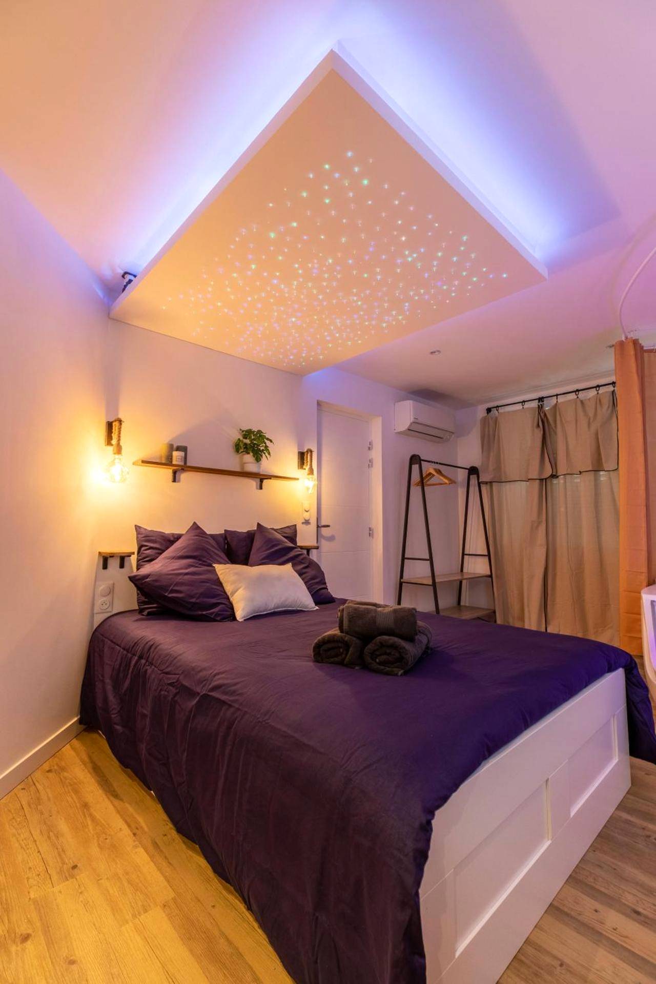 Lit double sous un plafond ciel étoilé - Le Cocon Thiernois