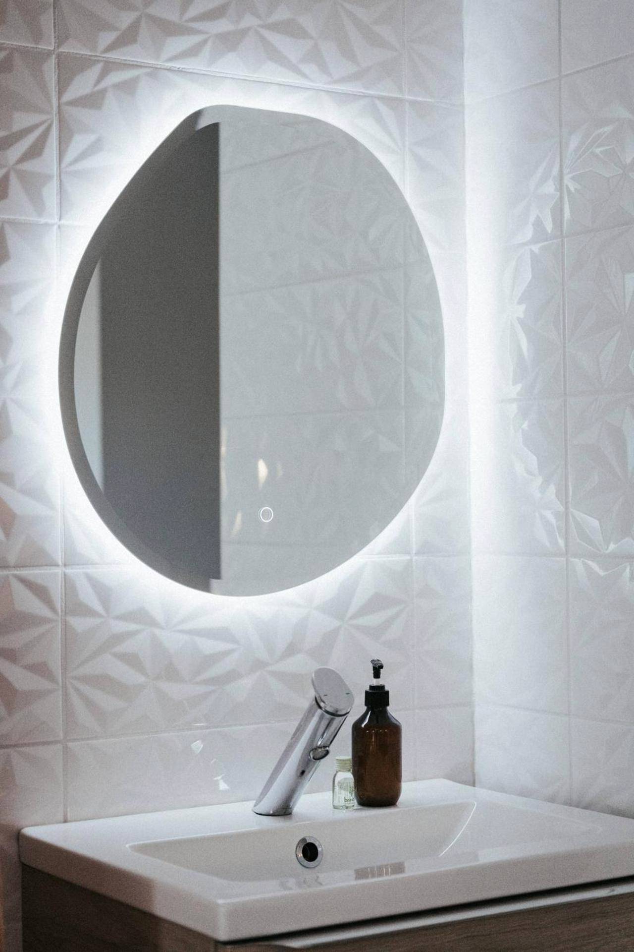 Miroir rond rétroéclairé sur mur texturé - Le Cocon Thiernois