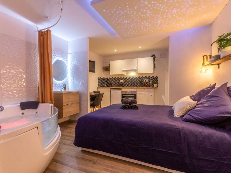 Suite avec spa, lit king size et cuisine - Le Cocon Thiernois
