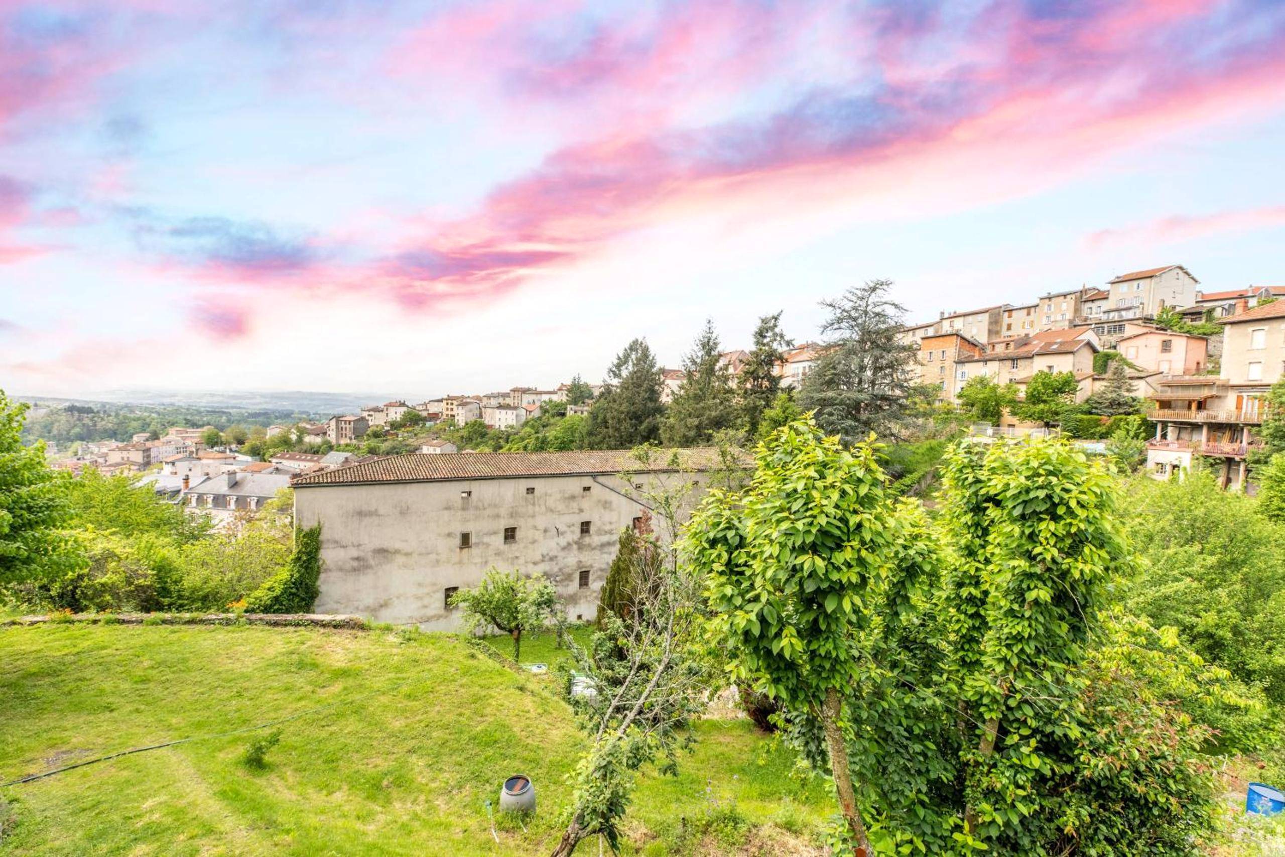 Vue panoramique sur la ville au coucher du soleil - Le Cocon Thiernois