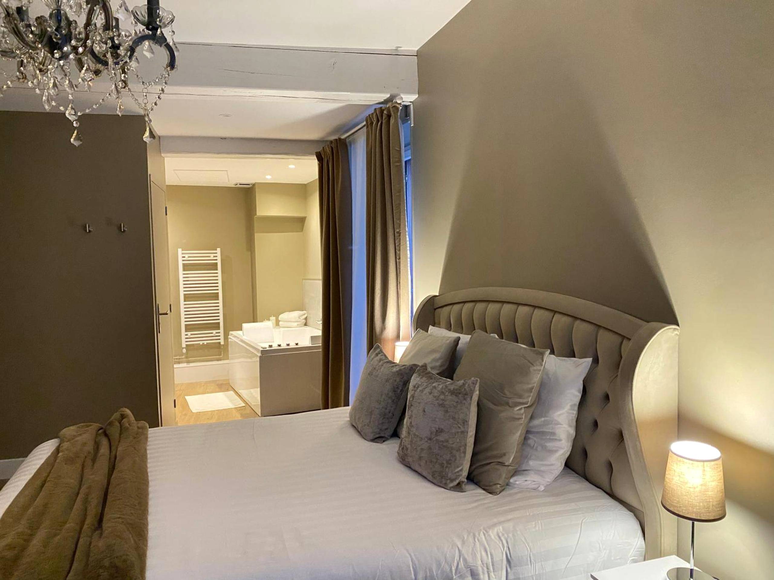 Vue du logement - UN COCON EN VILLE - chambre SPA chic et élégante