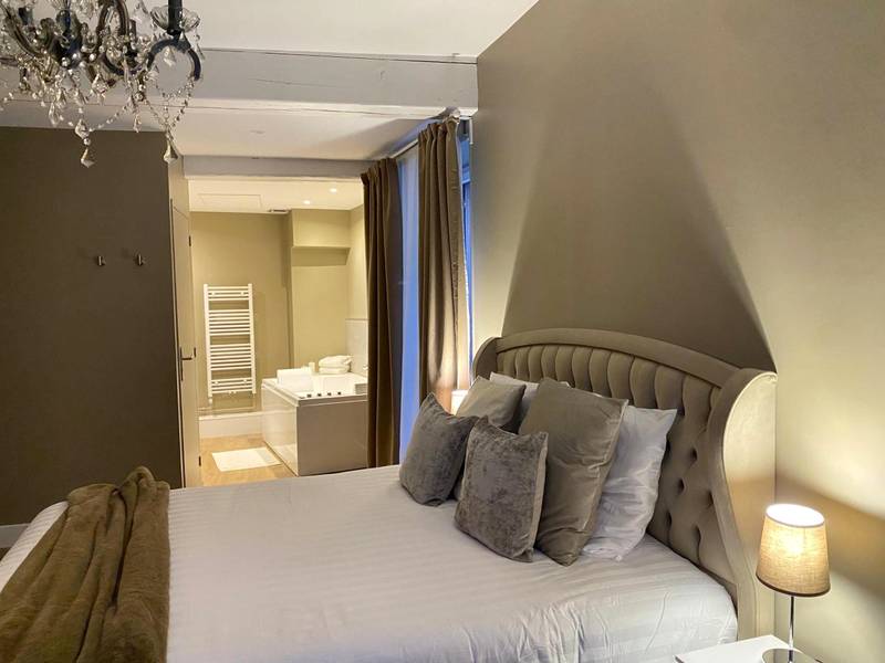 Vue du logement - UN COCON EN VILLE - chambre SPA chic et élégante