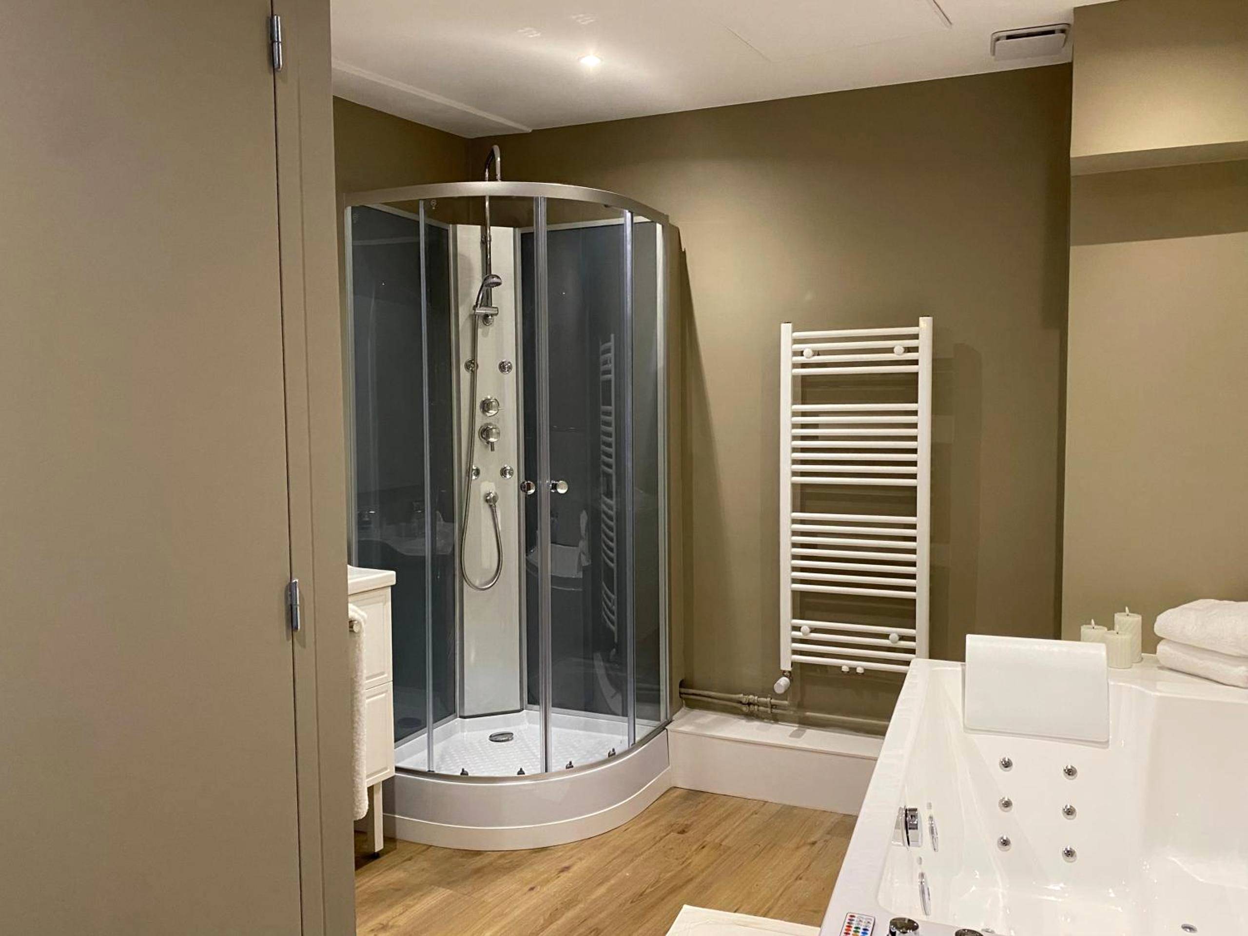 Vue du logement - UN COCON EN VILLE - chambre SPA chic et élégante