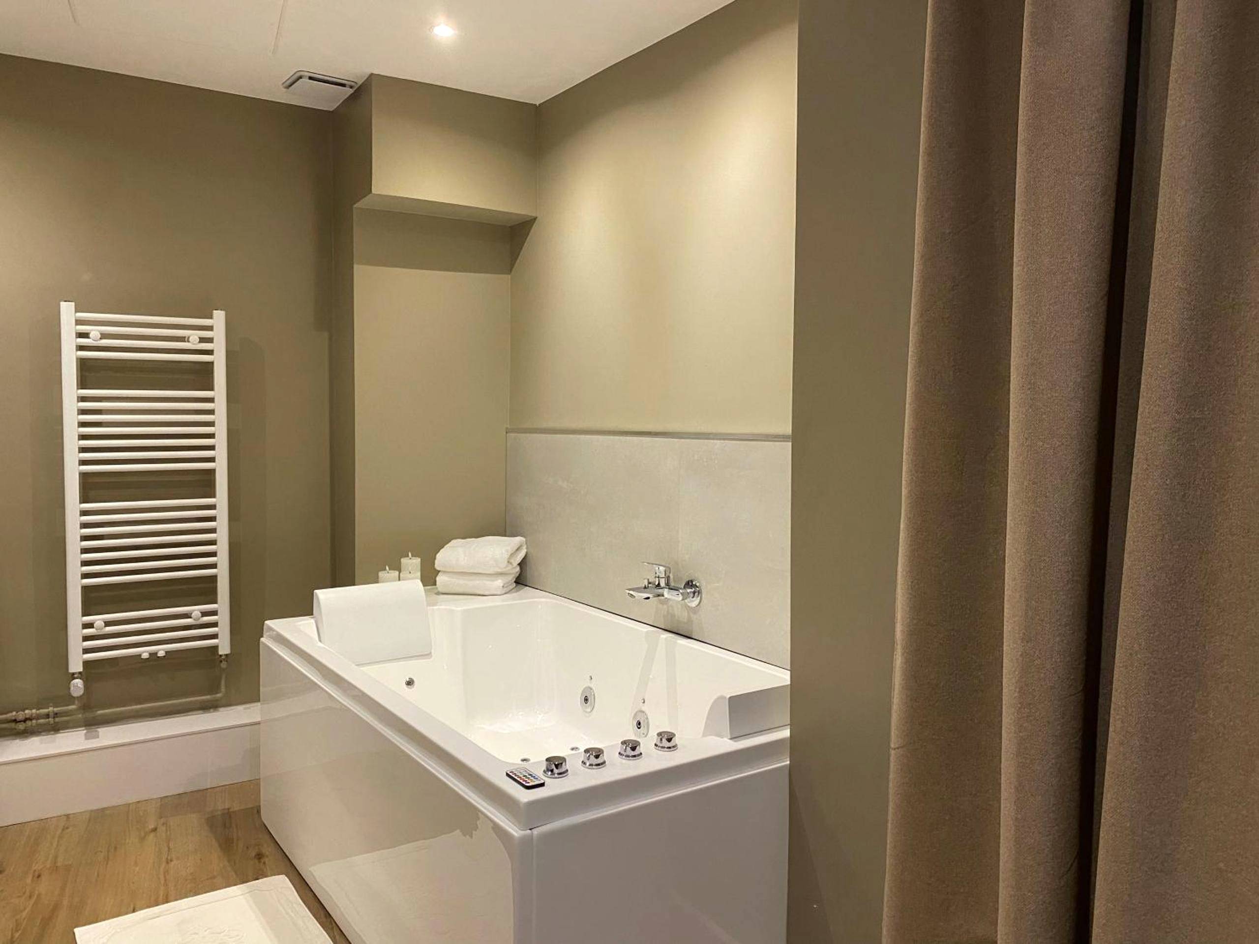 Photo du logement - UN COCON EN VILLE - chambre SPA chic et élégante - Pacy - sur - Eure