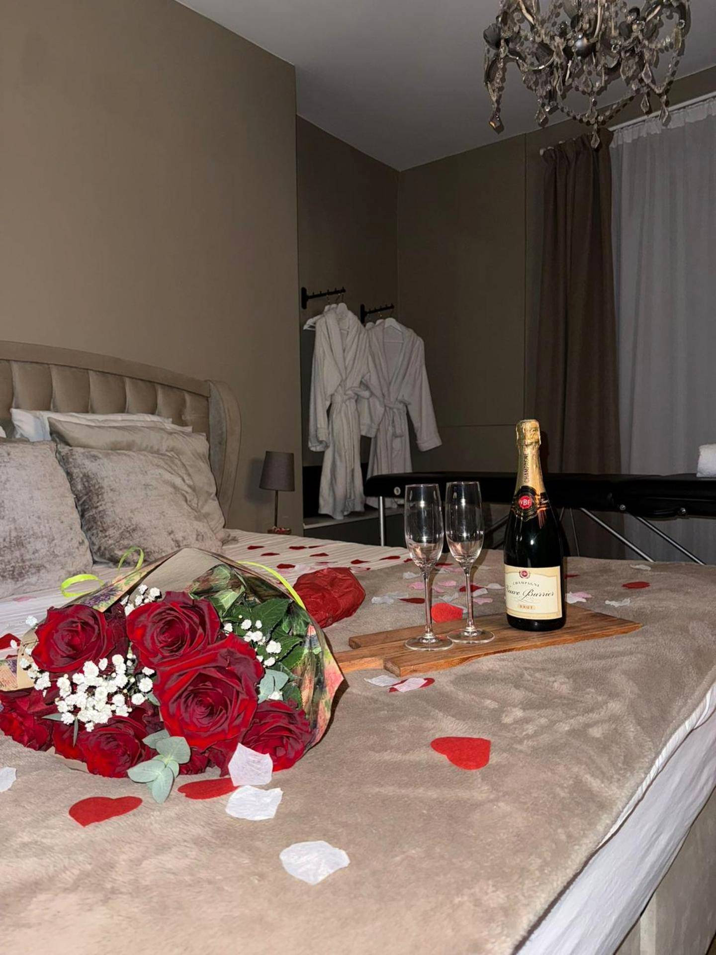 Photo du logement - UN COCON EN VILLE - chambre SPA chic et élégante