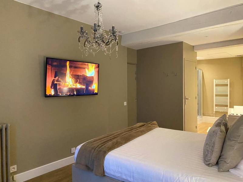 Photo du logement - UN COCON EN VILLE - chambre SPA chic et élégante - Pacy - sur - Eure