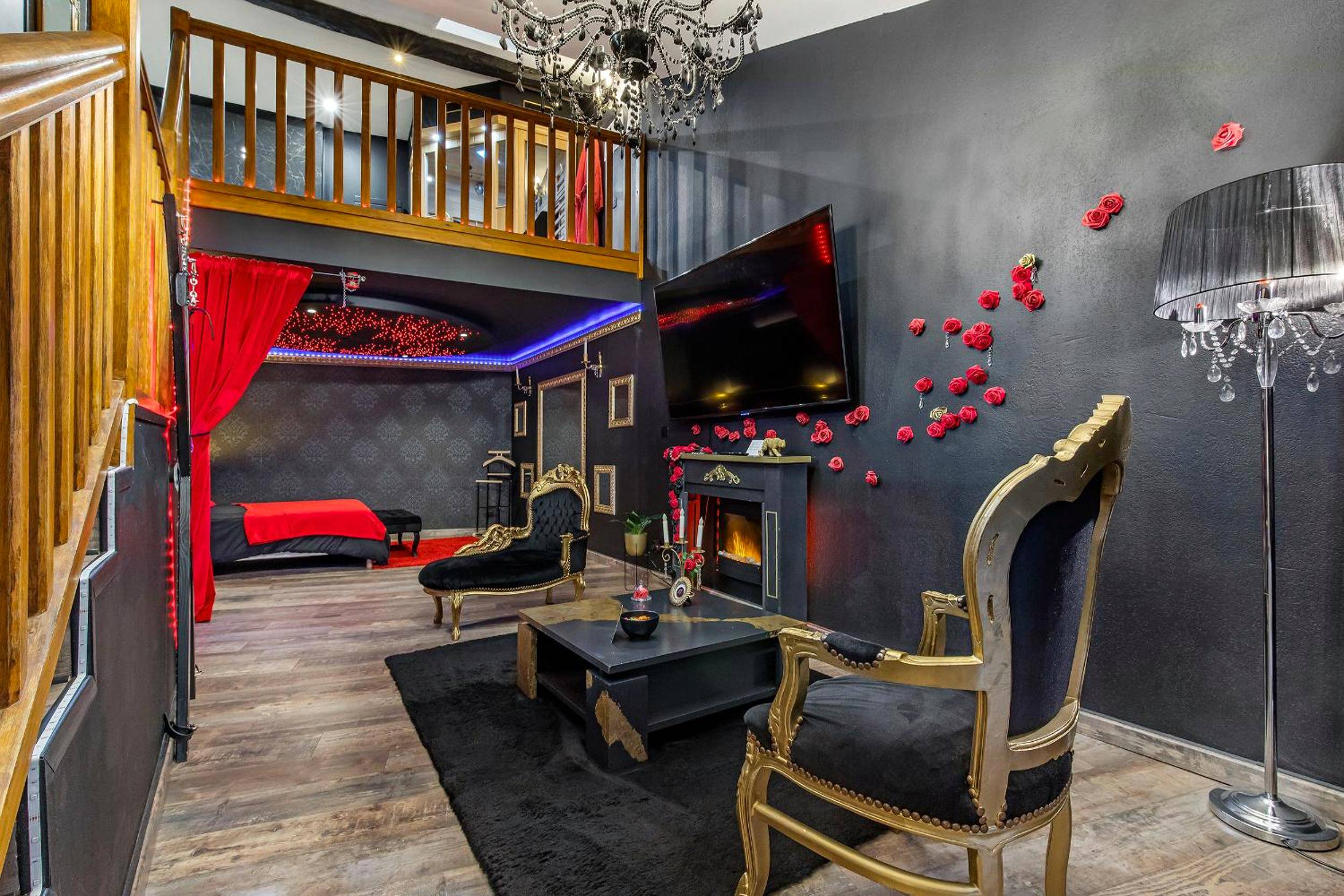 Salon baroque avec cheminée et fauteuils dorés - COCONROOM balneo - sauna La suitE