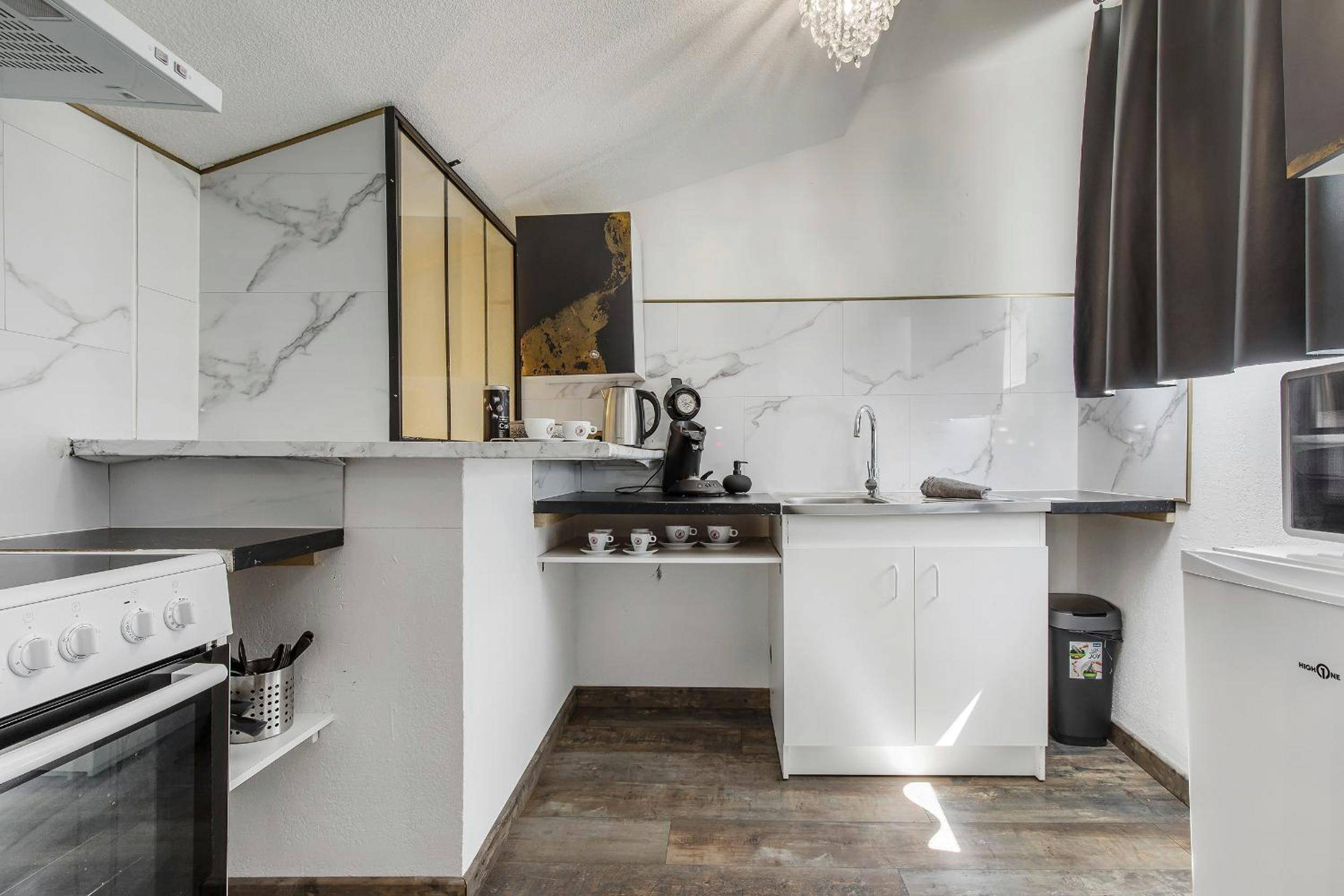 Cuisine équipée blanche avec plan de travail - COCONROOM balneo - sauna La suitE