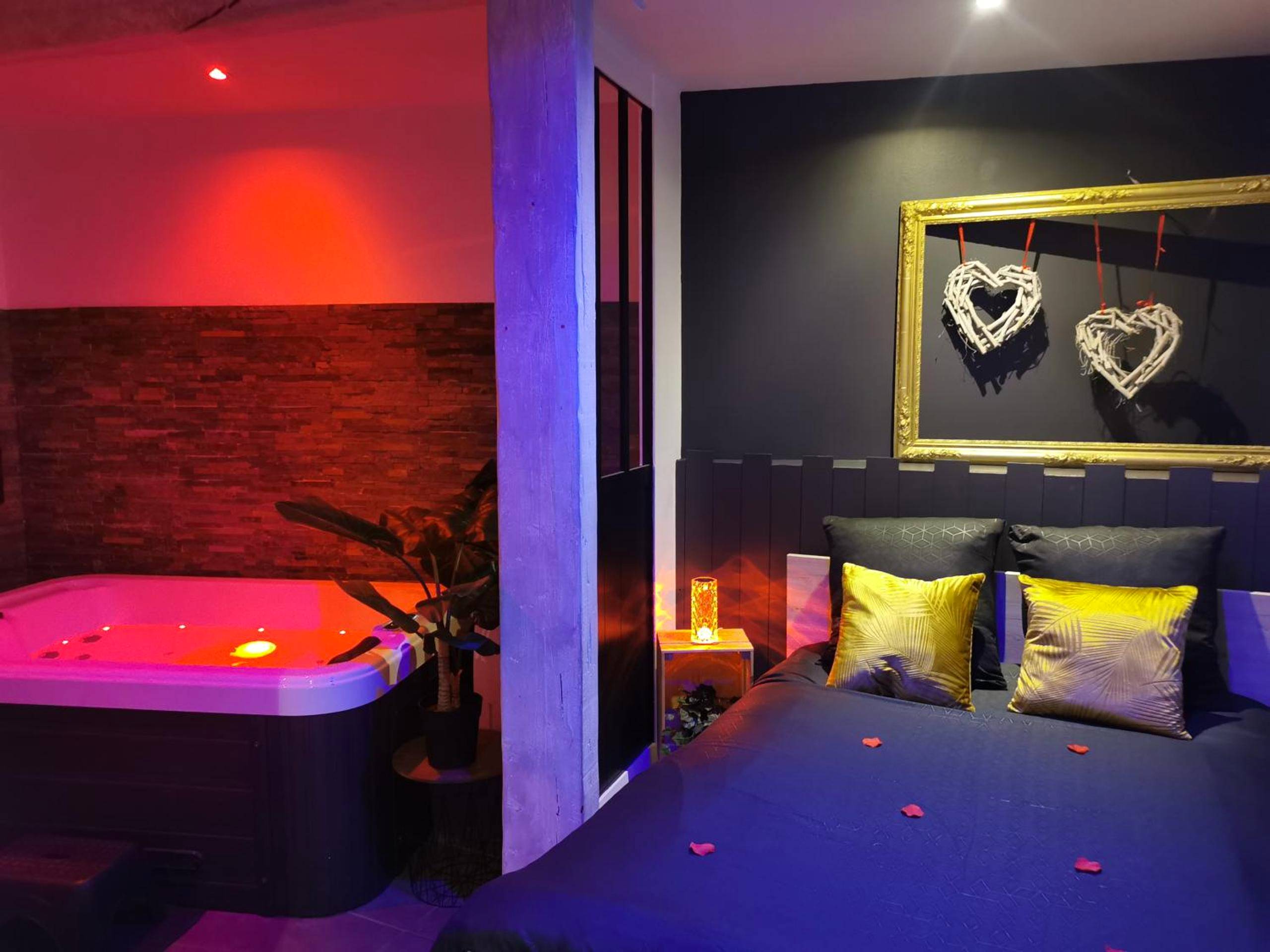 Lit double et jacuzzi avec éclairage rouge - Love Room Allauch - Cocoon d'Allauch