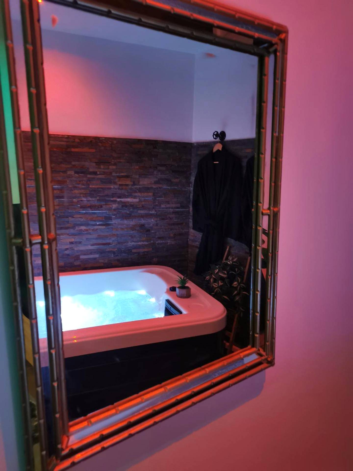 Reflet du jacuzzi et des peignoirs dans un miroir - Cocoon d'Allauch