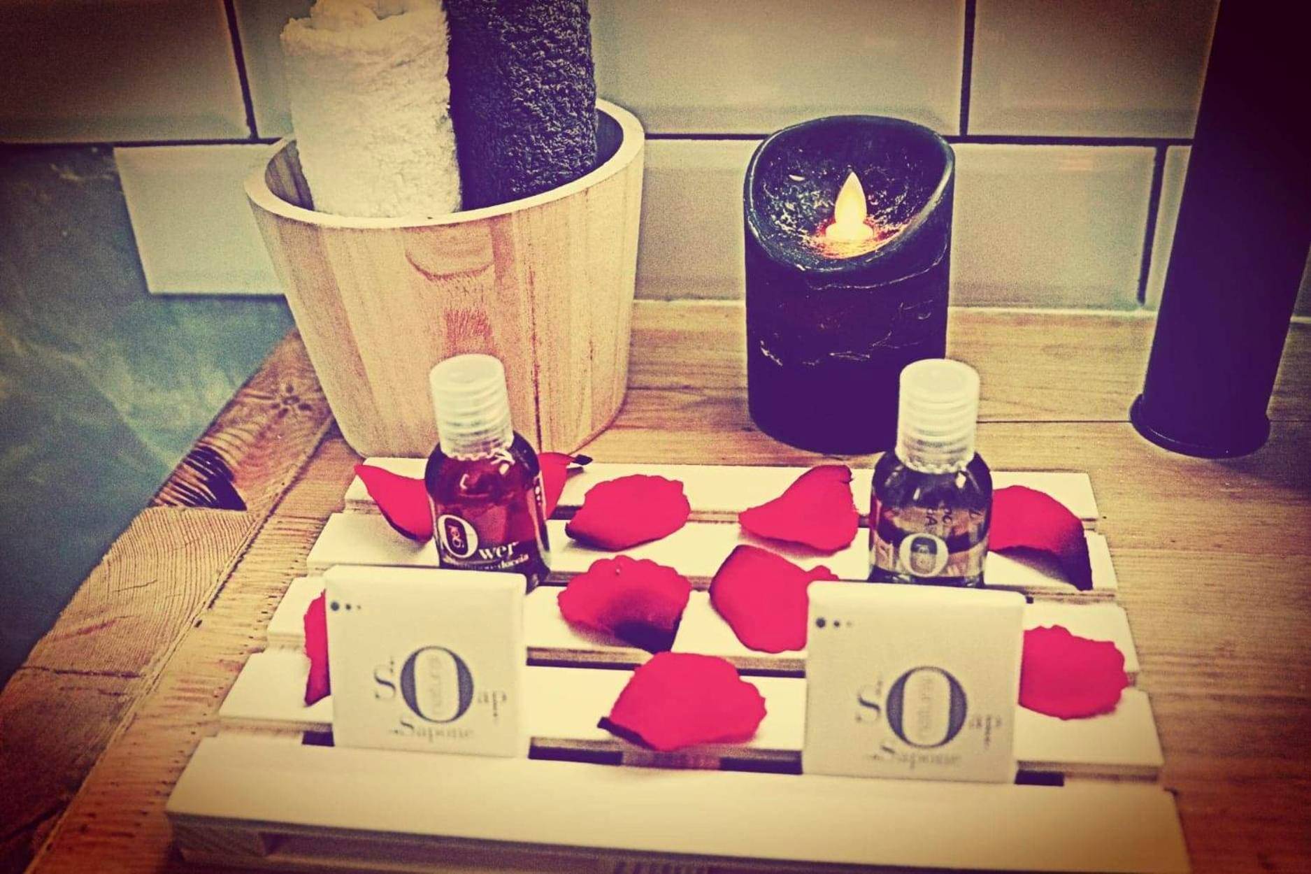 Produits d'accueil et pétales de rose - Cocoon d'Allauch