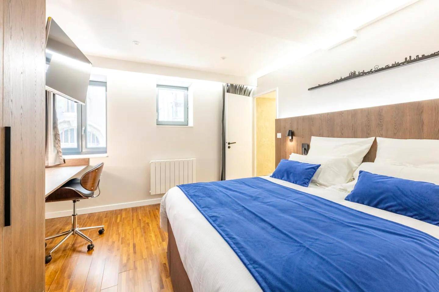 Chambre avec lit king size et chemin de lit bleu - Cocoon du vieux Lyon - Luxury apartment - Balneo