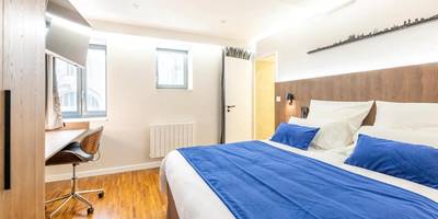 Chambre avec lit king size et chemin de lit bleu - Cocoon du vieux Lyon - Luxury apartment - Balneo